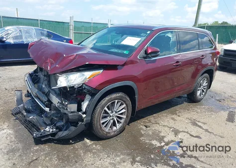 2018 Toyota Highlander Xle z USA, uszkodzony, nr VIN 5TDJZRFH8JS861176